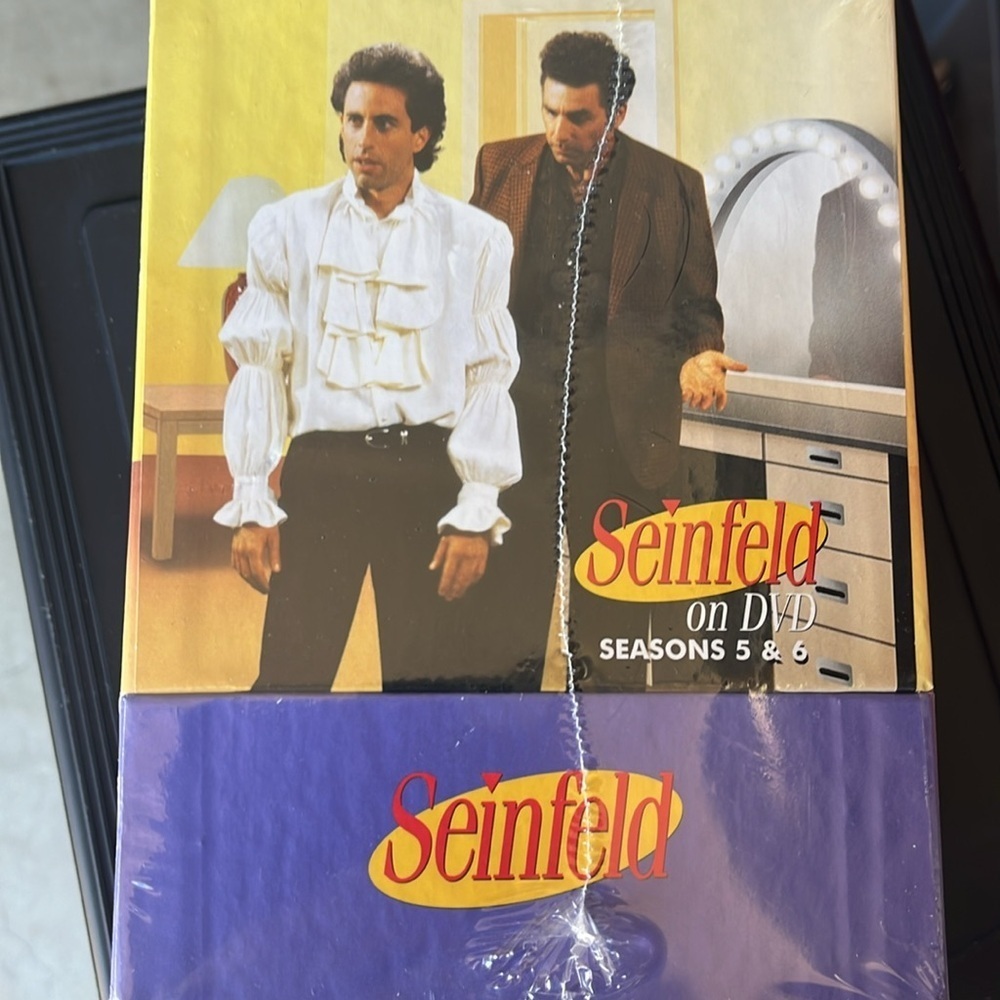 Seinfeld Puffy Shirt Collectible - Picture 2 of 4